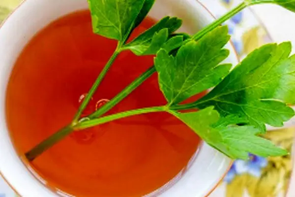 7 دلیل برای نوشیدن چای جعفری در دوران قاعدگی که نمی‌دانستید!