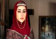  نگاهی به تیپ و استایل خاص میترا رفیع بازیگر گیلدخت / مانتوی آبی و روسری مینیمال
