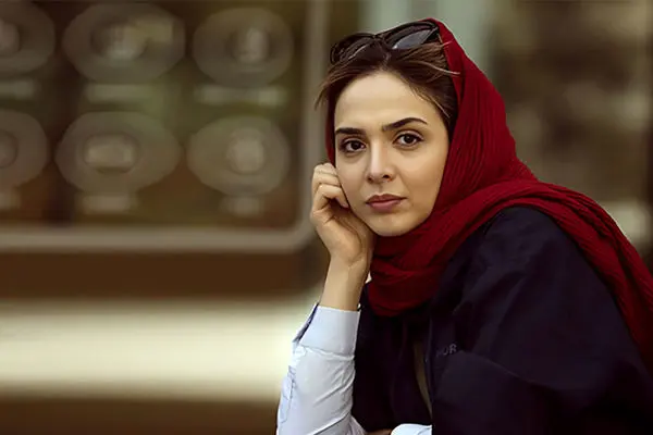 عکس جدید المیرا دهقانی با لباس صورتی کوتاه در کنار همسرش!