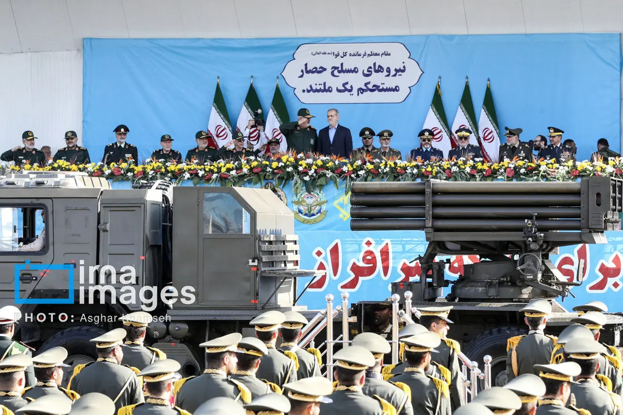 تصویری متفاوت از مسعود پزشکیان در جمع فرماندهان ارتش و سپاه/توضیحات سردار حاجی زاده و سرلشکر موسوی به رئیس جمهوری