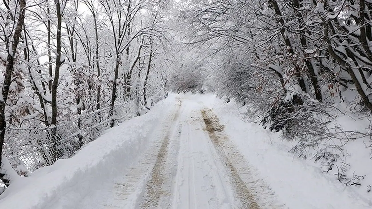 راه ارتباطی ۱۵۰ روستای لرستان با برف مسدود شد