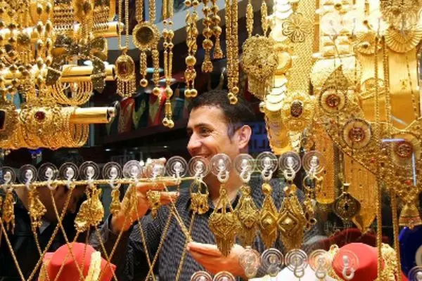 طلا بخریم یا منتظر کاهش قیمت‌ها باشیم؟
