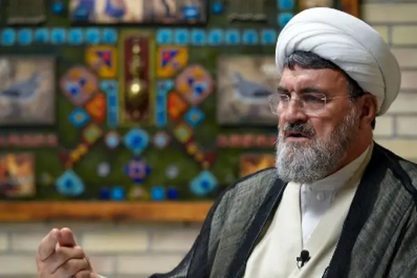 امام خمینی: راه انقلاب از مبارزه مسلحانه جداست