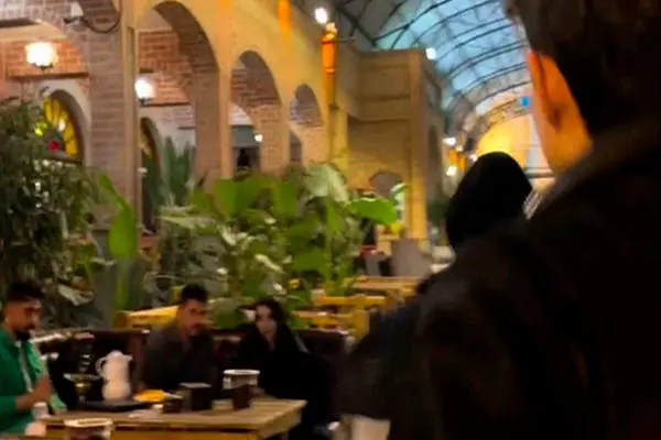 فیلم مچ گیری زن ایرانی در رستوران / شوهرش را با دوست دخترش گیر انداخت !
