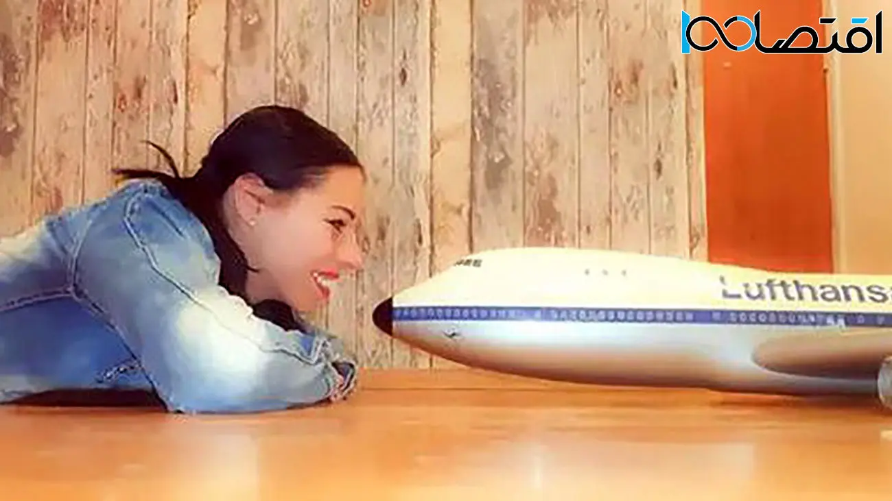 ازدواج دختر 28 ساله با هواپیمای اسباب بازی اش! + عکس