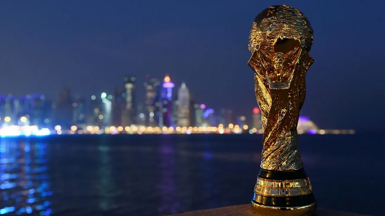 قطری ها با کاپ اصلی جام جهانی عکس گرفتند + فیلم