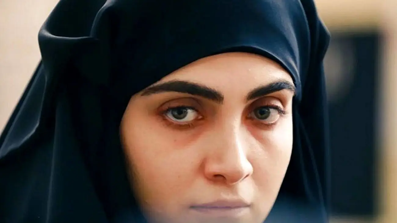 اولین عکس از چهره بدون میکاپ آیسان خانم سریال سقوط / الناز ملک را ببینی نمی شناسی !