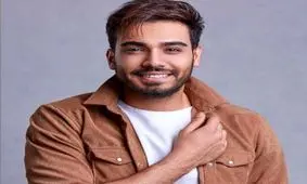 ترانه‌خوانی احساسی سینا درخشنده برای نعیمه نظام‌دوست + فیلم