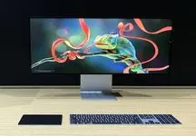 اپل در حال کار بر روی دو مانیتور با پنل اولد است