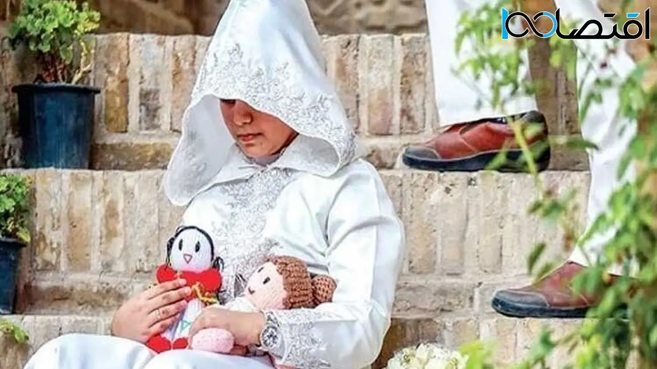 کوچولوترین عروس ایرانی در سال 1401 ! / با عروسک هایش به حجله داماد مسن رفت !