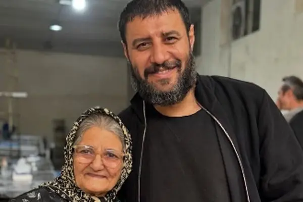 شعر محسن چاوشی روی سنگ قبر؛ مادر جواد عزتی راز تلخش را فاش کرد!