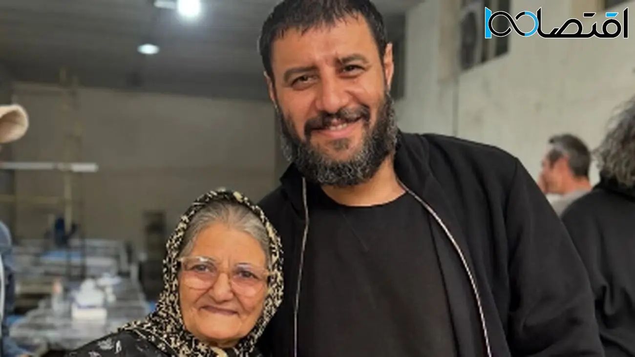 شعر محسن چاوشی روی سنگ قبر؛ مادر جواد عزتی راز تلخش را فاش کرد!
