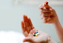 ویتامینی که نبود آن باعث ترک خوردن پوست لب می‌شود