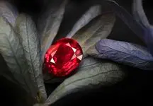 این سنگ زیبا در جواهرسازی و زیورآلات لوکس یکه تاز است