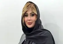 عکس عجیب نیوشا ضیغمی در مقابل دیواری باستانی با نوشته‌های رمزآلود