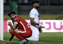 حرکت عجیب و غیر منتظره دو هوادار وسط زمین! / کار به پلیس کشید + عکس