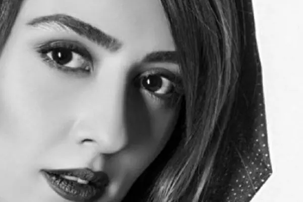 پرتره سیاه و سفید الهام طهموری با تار موهای سفید جذاب! + عکس