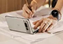 پیکسل فولد گوگل، مانند گلکسی زد فولد ۴ سامسونگ به طور کامل باز نمی‌شود