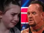 آندرتیکر (Undertaker) ناجی این دختر شد/ کشتی گیری که گریه دختر جوان را درآورد!