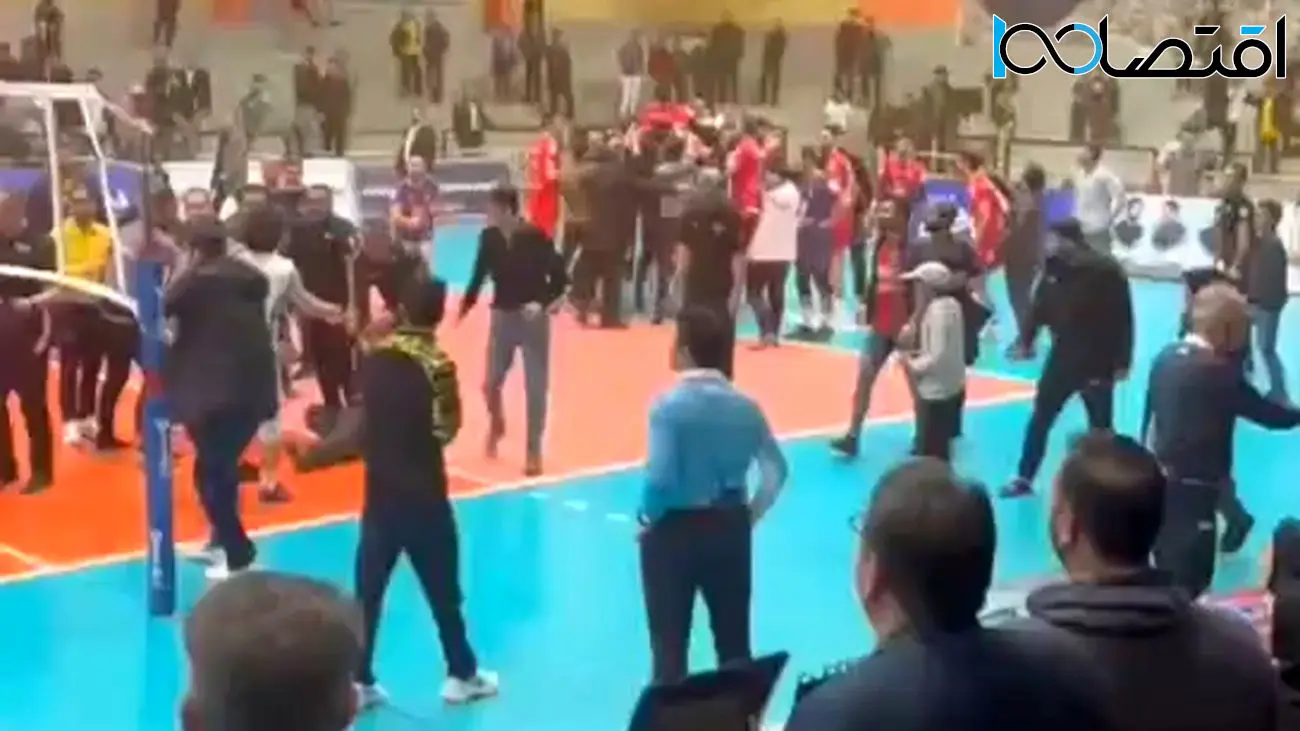 فیلم کتک کاری شدید در لیگ برتر والیبال ایران / آبروی همه رفت!