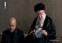 رهبر انقلاب درحال قرائت قرآن در مصلی تهران در کنار سران قوا+ عکس 