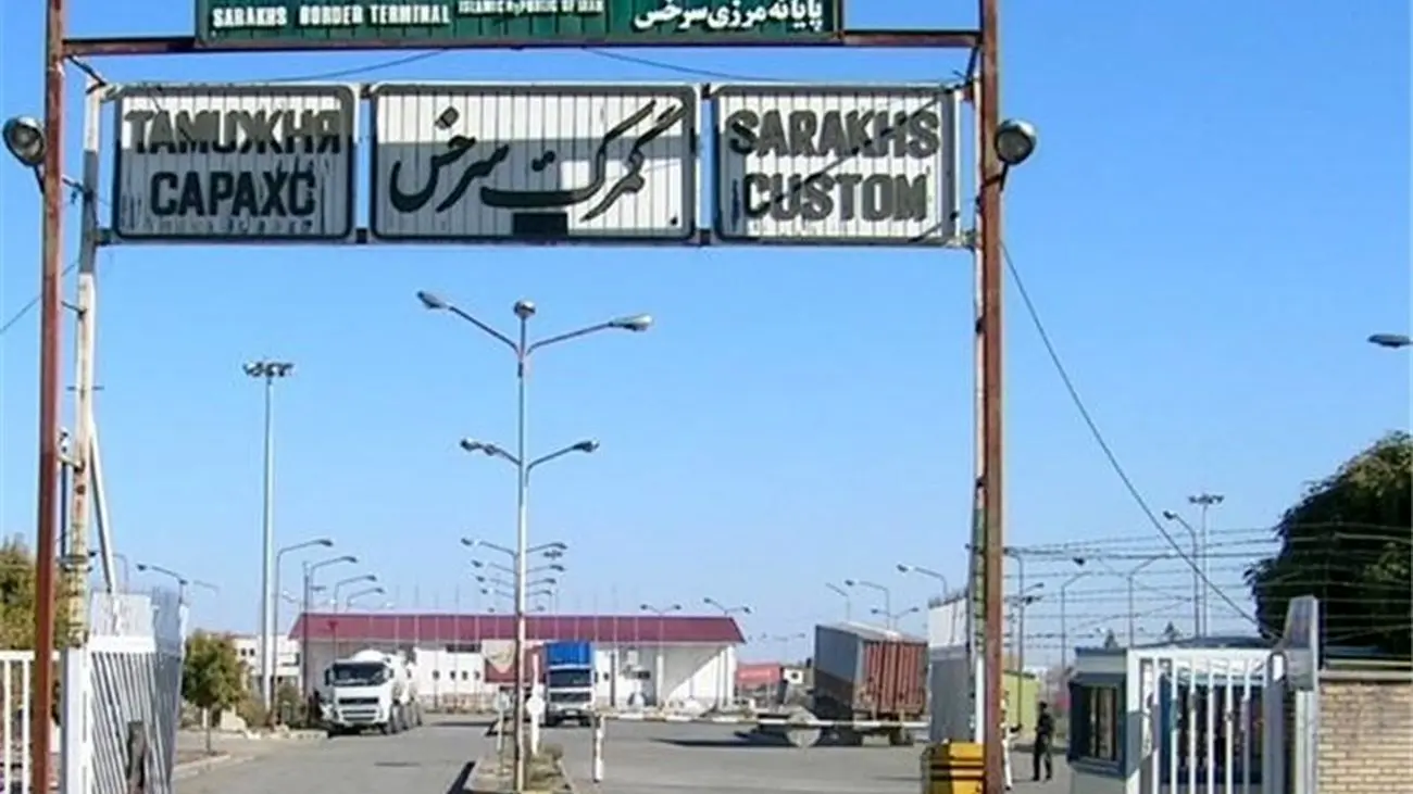 معطلی کامیون های ترکمن پشت مرز سرخس/ ساعت کار تجاری باشد نه اداری!