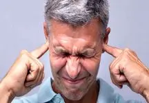 چطور با یک روش آسان گرفتگی گوش را رفع کنیم؟ توصیه‌ای از یک متخصص آمریکایی