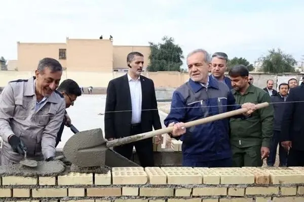  پزشکیان آستین بالا زد / کارگری رییس جمهور در اهواز  + فیلم 