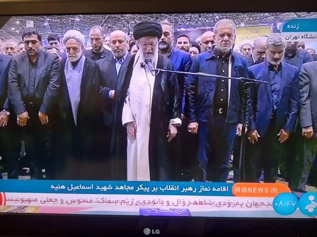 عکسی از اقامه نماز رهبر انقلاب بر پیکر شهید اسماعیل هنیه /پزشکیان هم بود