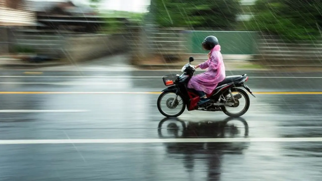 موتورسواری در روزهای بارانی ممنوع است 