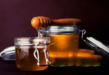 فواید شگفت انگیز خوردن عسل قبل از خواب
