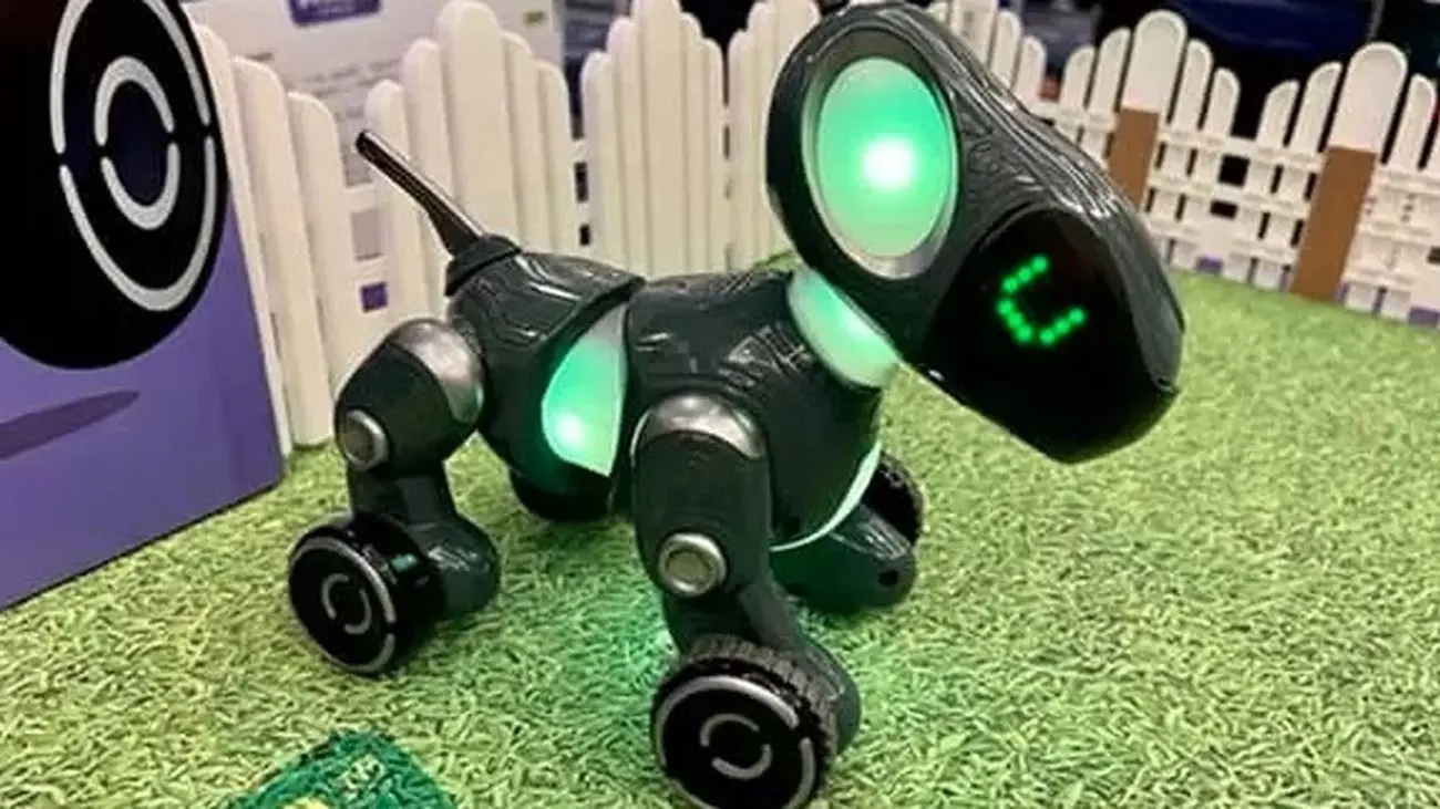سگ رباتی پیکسل در نمایشگاه CES 2023، کودکان را به برنامه‌ نویسی تشویق می‌کند