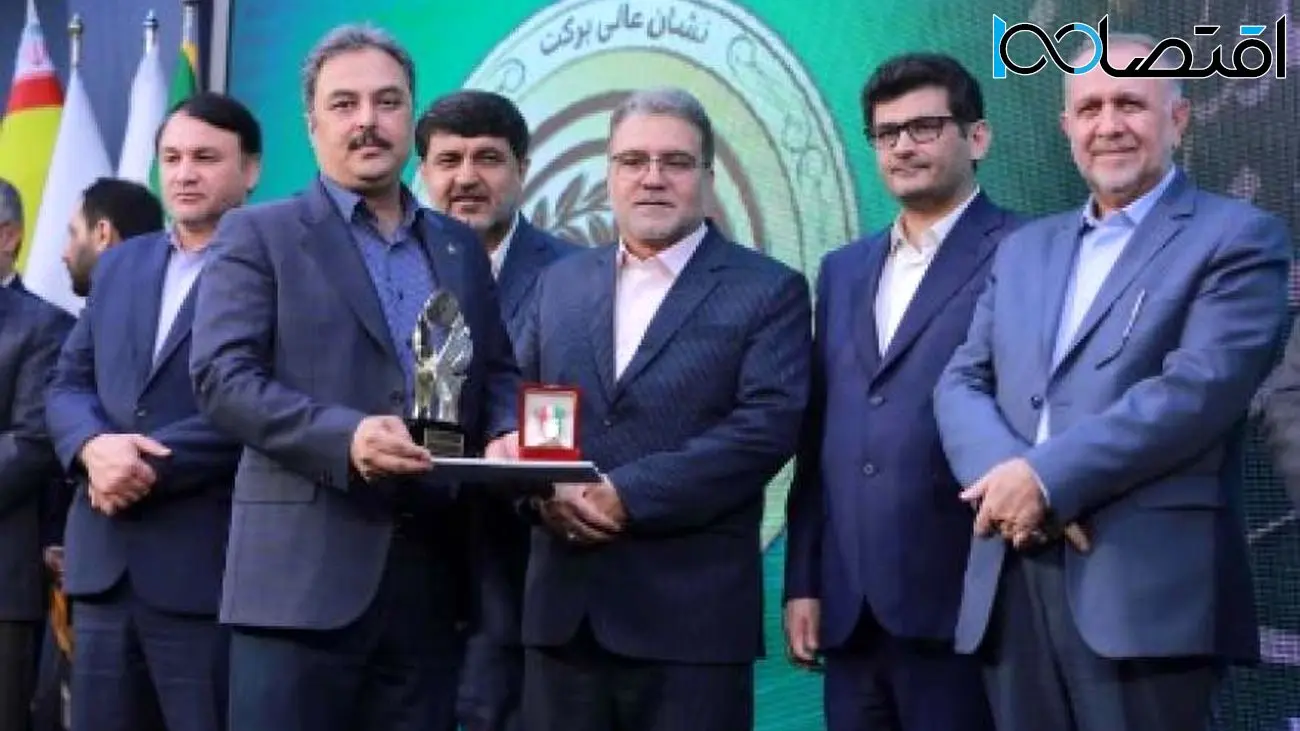 اعطای لوح نشان عالی و تندیس ویژه بنیاد برکت به بانک صادرات ایران