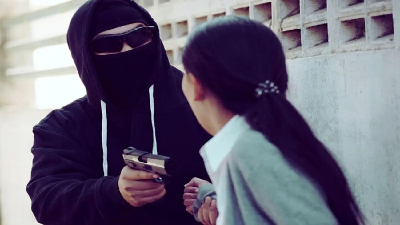 لحظه حمله به دختر جوان در خیابان خلوت + فیلم