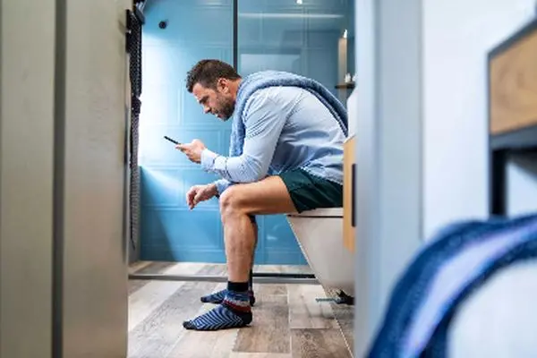 تاثیر استفاده تلفن همراه در توالت بر افزایش خطر ابتلا به بواسیر