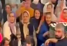 فیلم باورنکردنی از هجوم مردم برای دیدن یک بلاگر در سعادت آباد / این دختر معروف تر از بازیگران است !