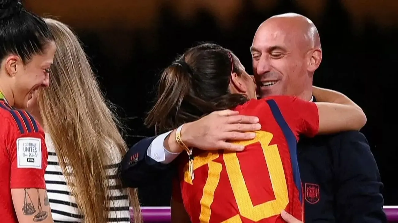 دردسر لب بوسی رئیس فدراسیون فوتبال اسپانیا و زن عضو تیم ملی