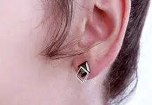 چگونه با گوشواره یا پیرسینگ جدید گوش، راحت بخوابیم 