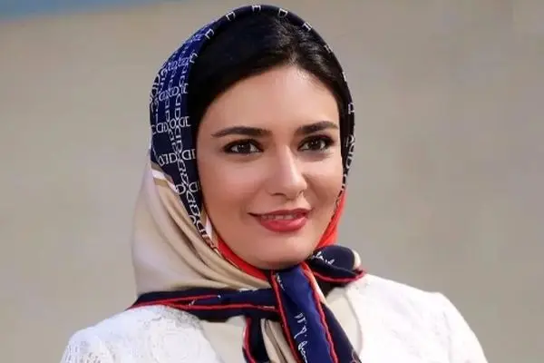 لیندا کیانی با استایلی جذاب در کنار فرش ایرانی که چشم‌ها را خیره کرد / زیباتر از همیشه !