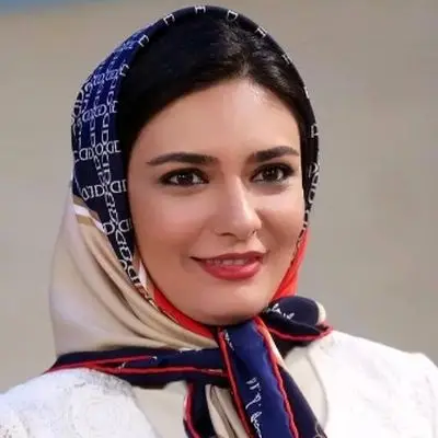 لیندا کیانی با استایلی جذاب در کنار فرش ایرانی که چشم‌ها را خیره کرد / زیباتر از همیشه !