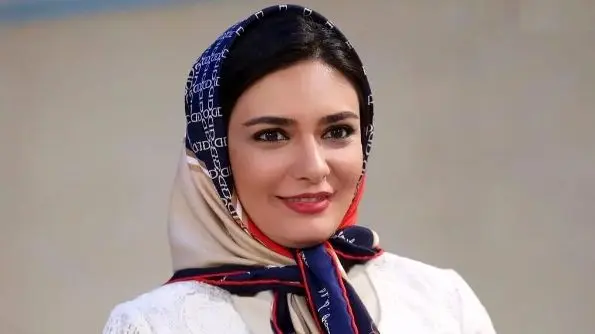لیندا کیانی با استایلی جذاب در کنار فرش ایرانی که چشم‌ها را خیره کرد / زیباتر از همیشه !