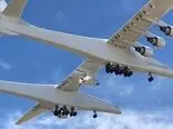 اولین پرواز بزرگترین هواپیمای جهان به همراه پهپاد مافوق صوت