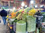 فروش قسطی میوه در این خیابان تهران  / کفه ترازو به نفع مشتری‌ 