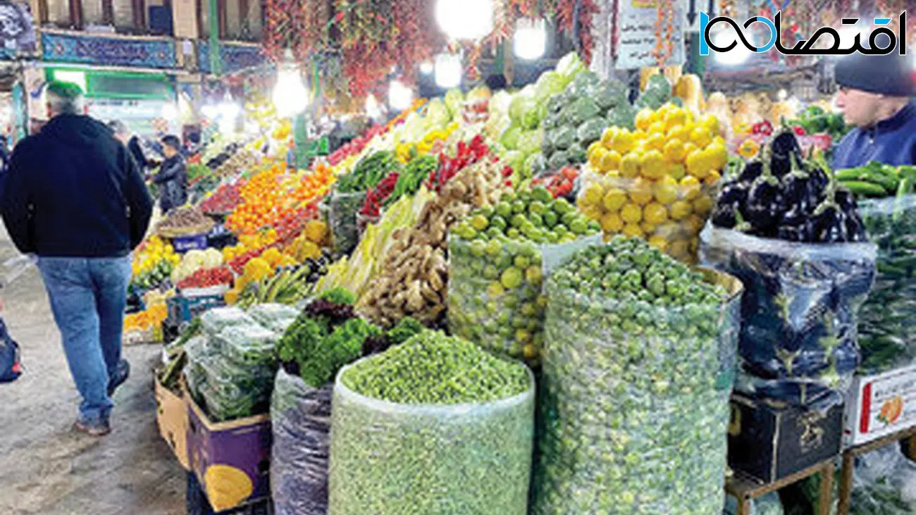 فروش قسطی میوه در این خیابان تهران  / کفه ترازو به نفع مشتری‌ 