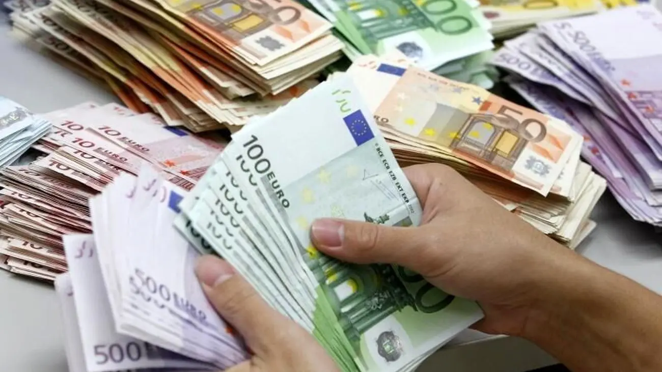 دلار و یورو بر مدار صعود / حرکت صرافی‌های بانکی برای نزدیک شدن به بازار آزاد