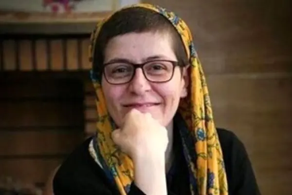 چیدمان خاص منزل سوسن پرور؛ فرش پتینه و مبلمان چوبی به سبک نوستالژیک!