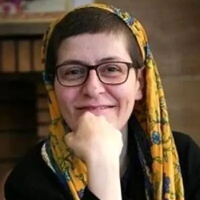چیدمان خاص منزل سوسن پرور؛ فرش پتینه و مبلمان چوبی به سبک نوستالژیک!