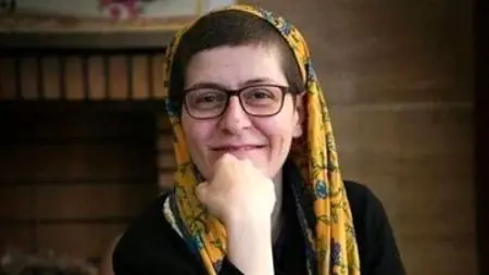 چیدمان خاص منزل سوسن پرور؛ فرش پتینه و مبلمان چوبی به سبک نوستالژیک!
