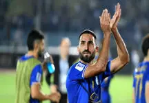 مهرداد محمدی بدون مصاحبه ساختمان استقلال را ترک کرد! +فیلم