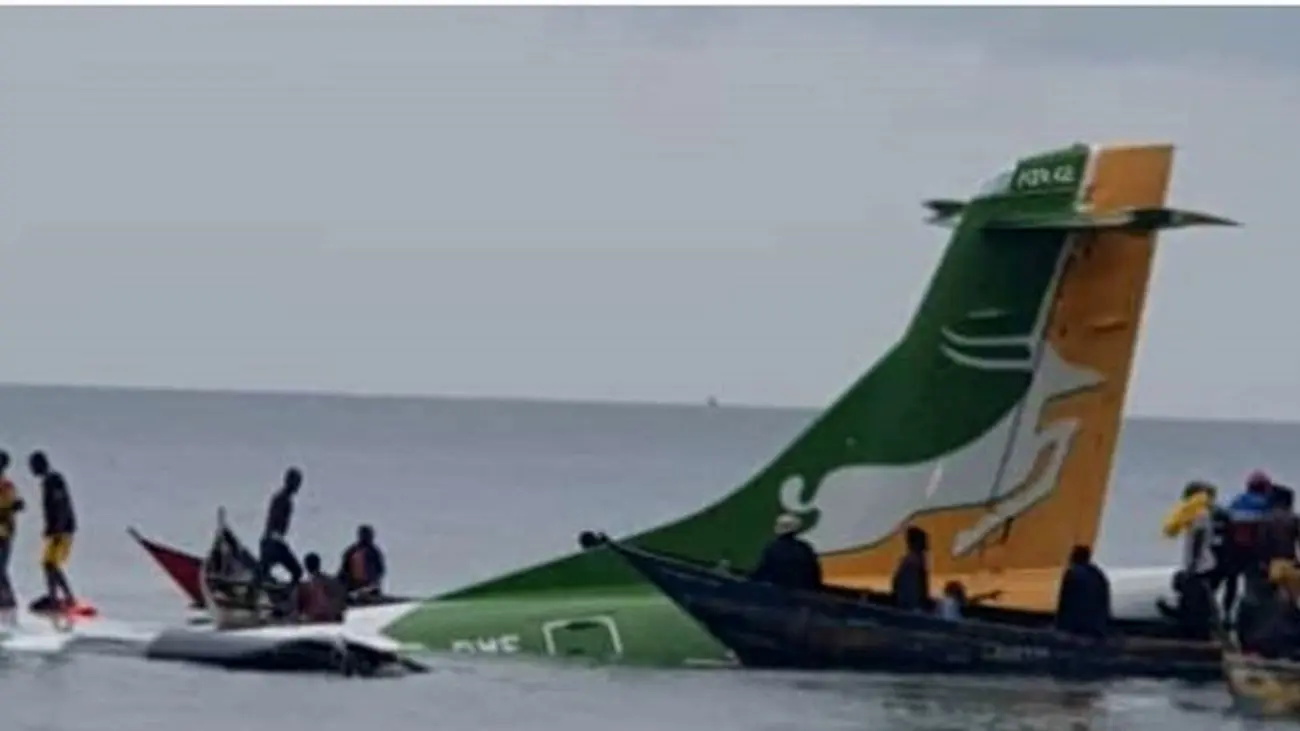 فیلم  سقوط هواپیمای مسافربری در تانزانیا/ 15 مسافر نجات یافتند